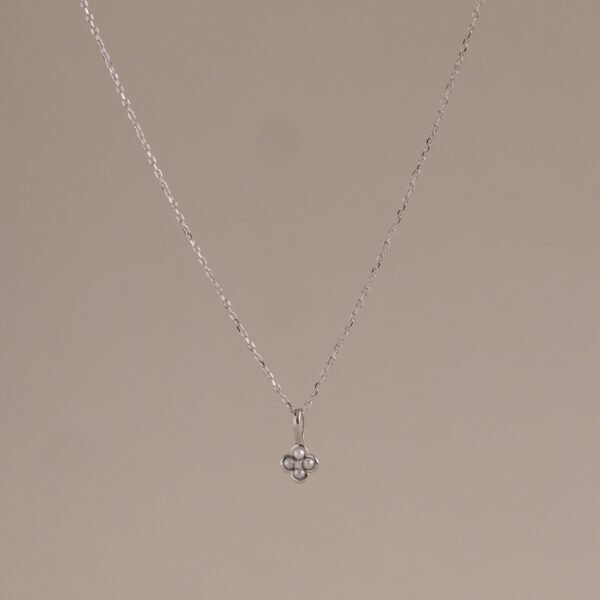 Round Pearl Blossom Necklace - Gradwandrung