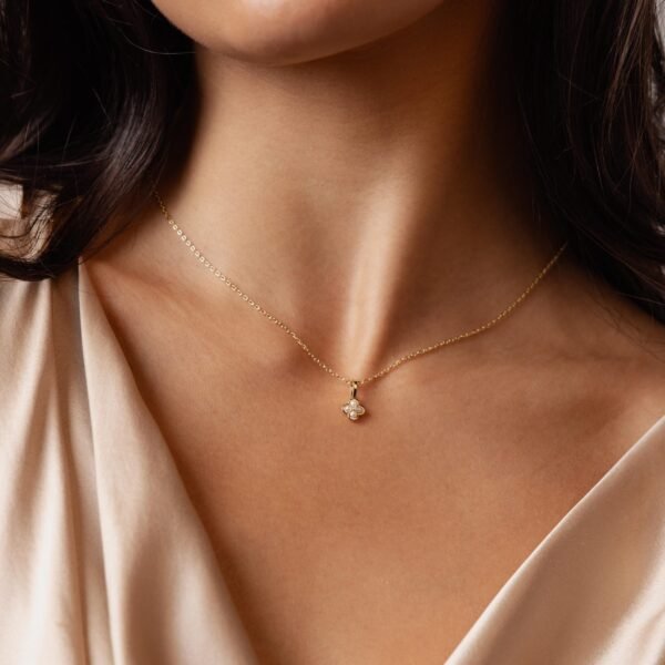 Round Pearl Blossom Necklace - Gradwandrung