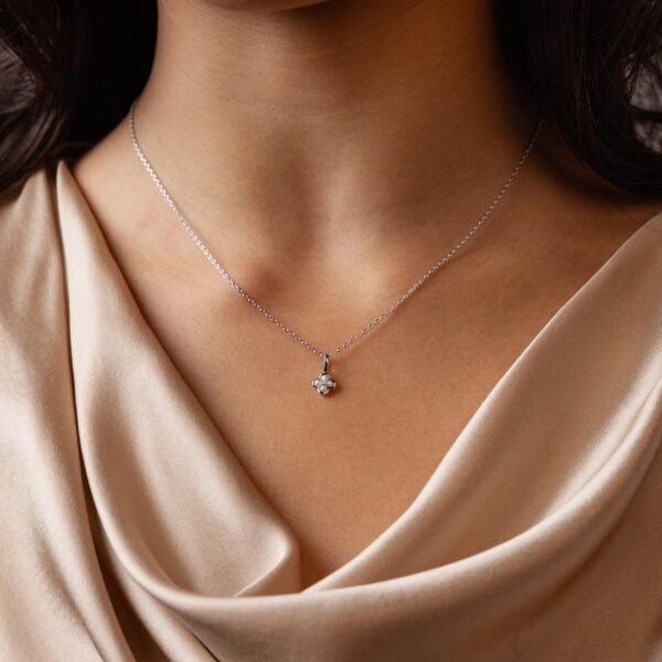 Round Pearl Blossom Necklace - Gradwandrung