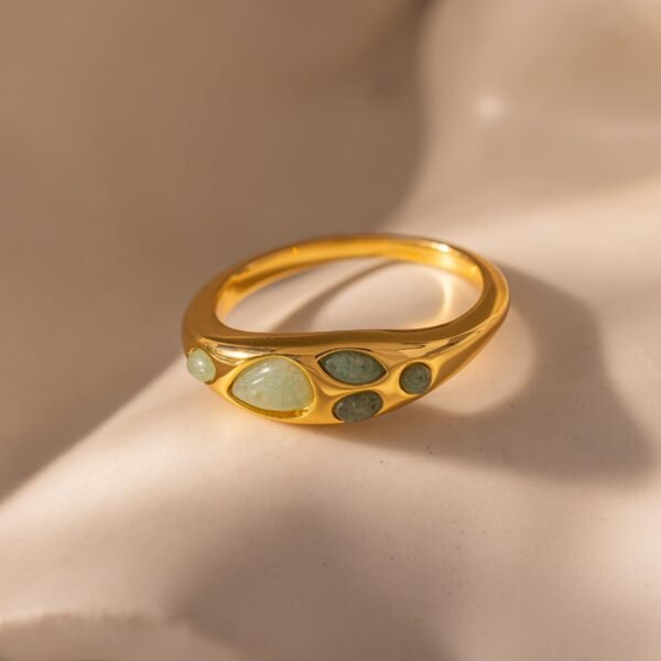 Jade-Tone Dewdrop Ring - Gradwandrung