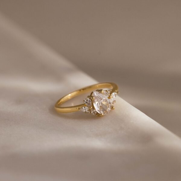 Crystal Petal Ring - Gradwandrung